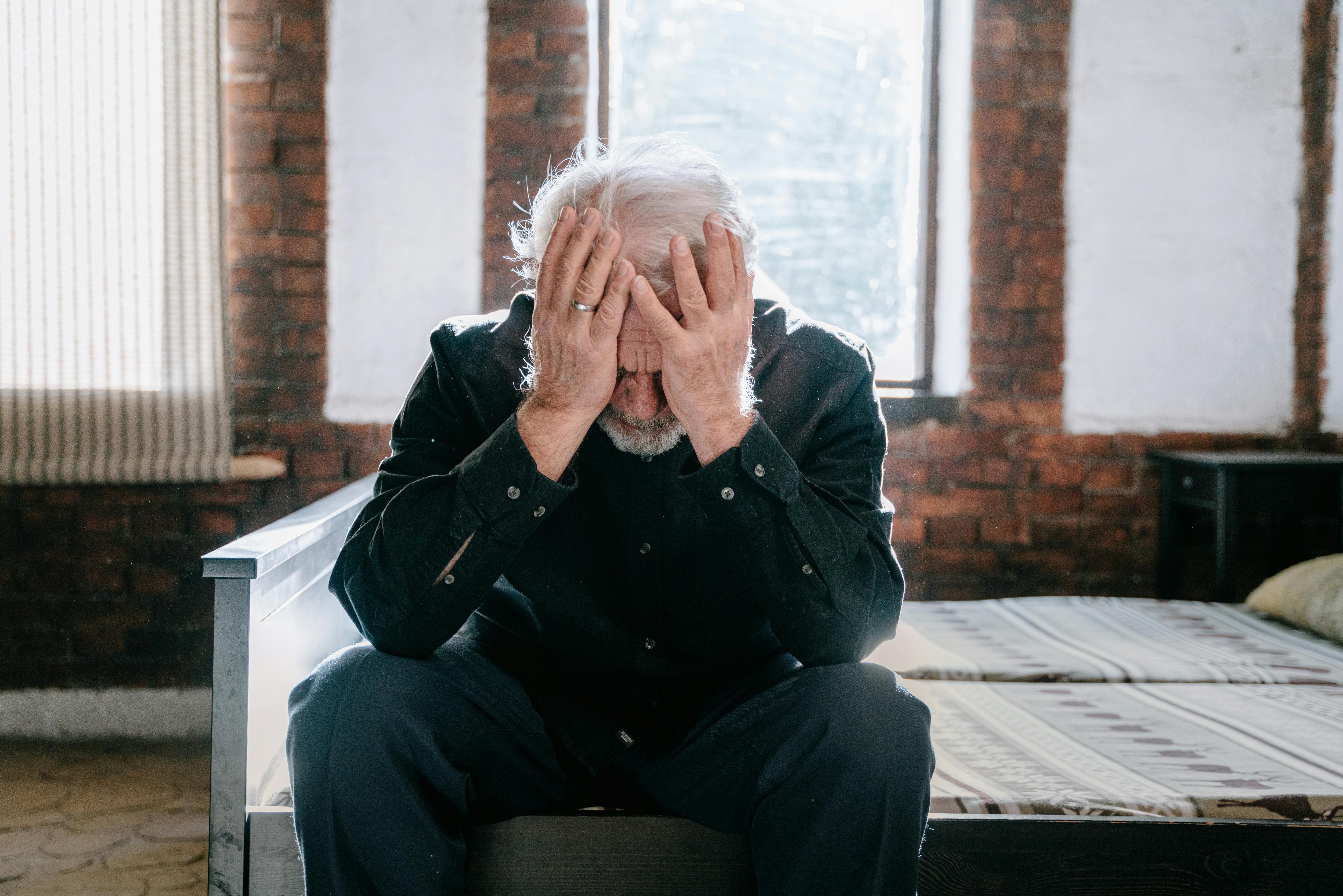 Frustrated man crying | Source: Pexels