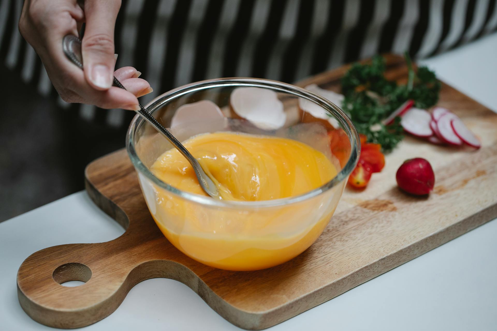 A woman preparing breakfast | Source: Pexels