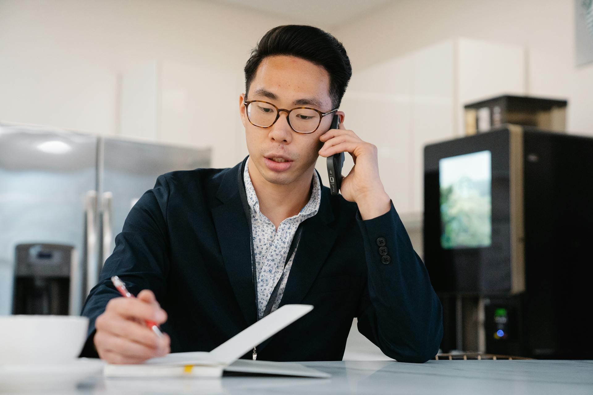 A man talking on the phone | Source: Pexels