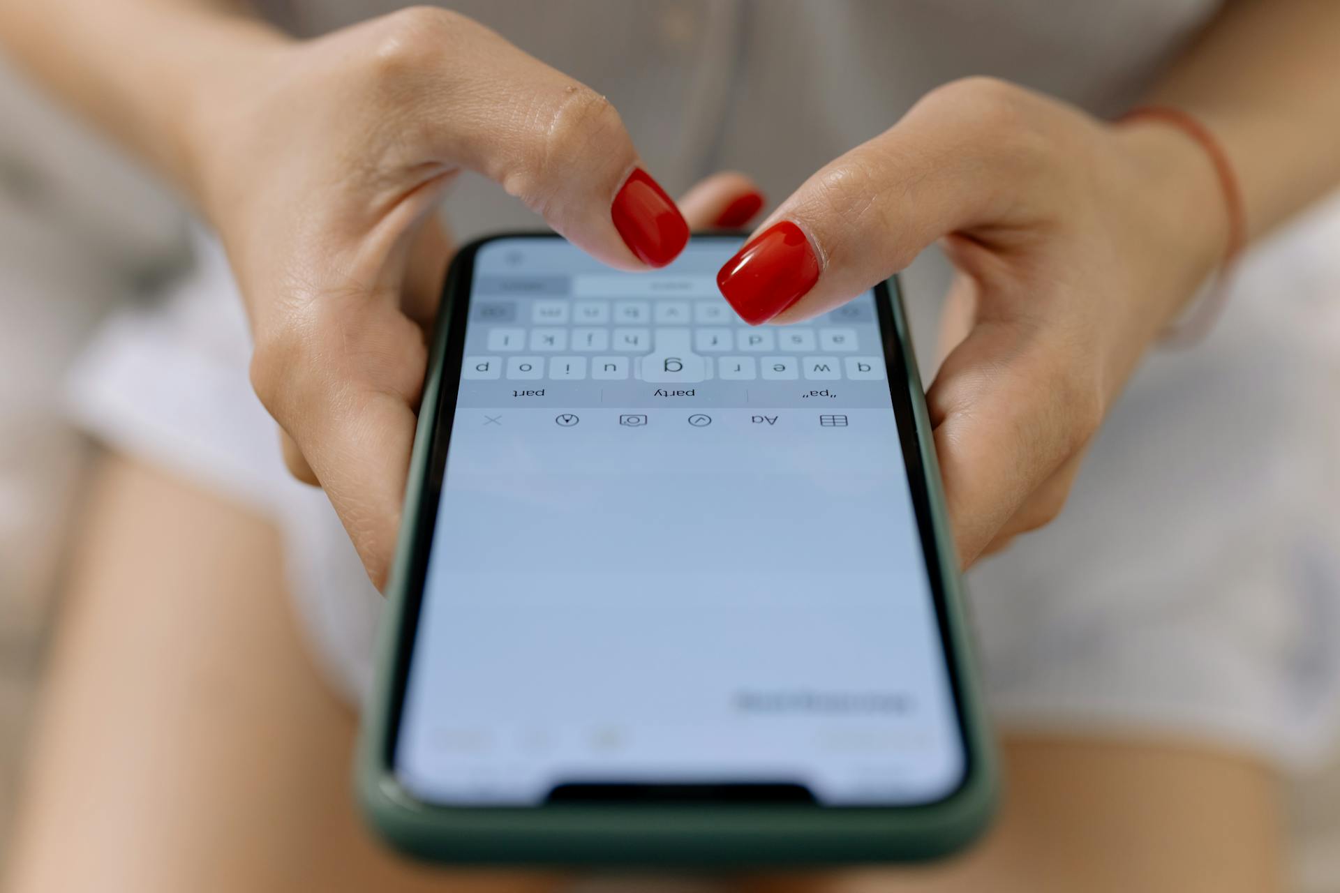 Close-up of a phone in a woman's hands | Source: Pexels