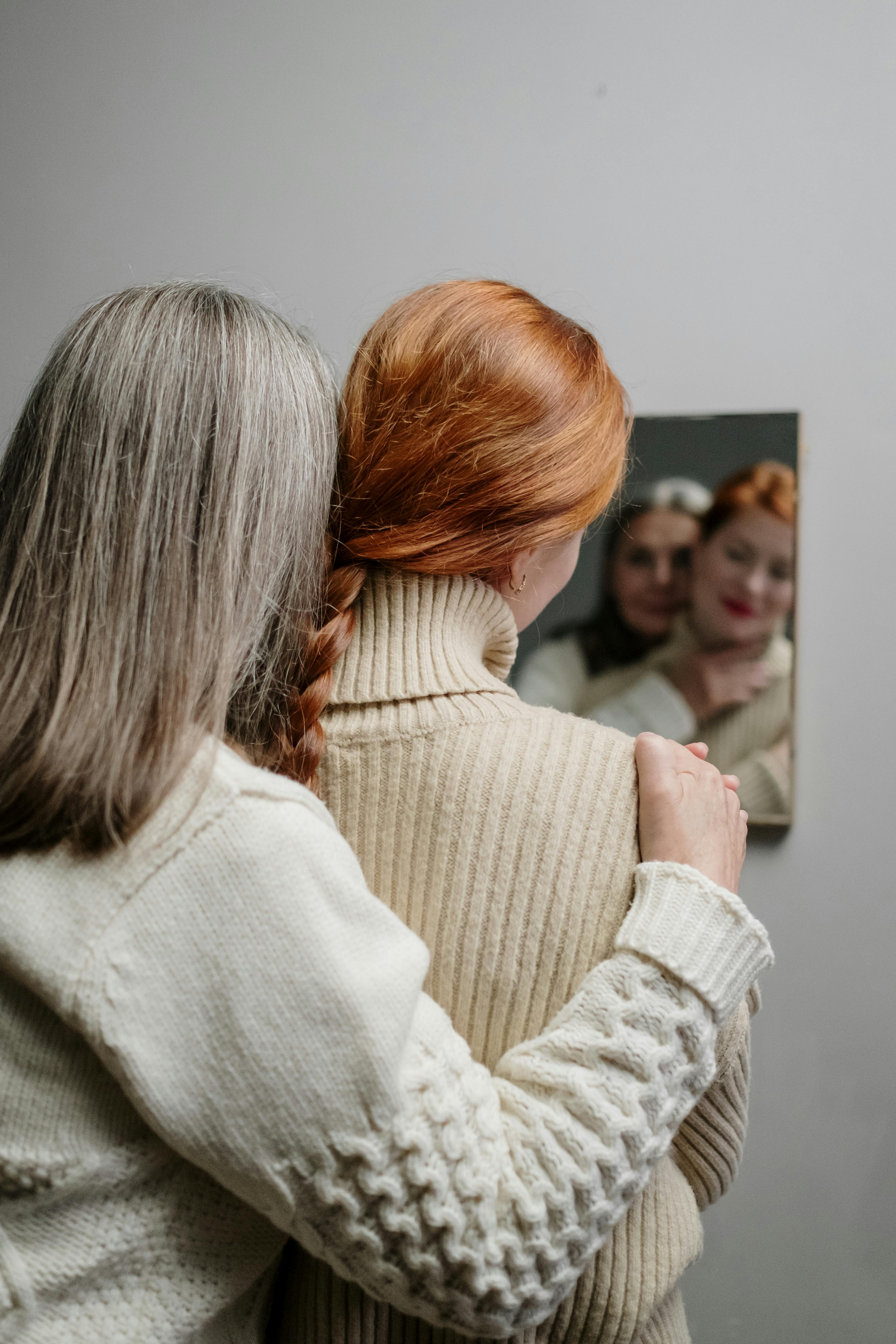 Two women hugging | Source: Pexels