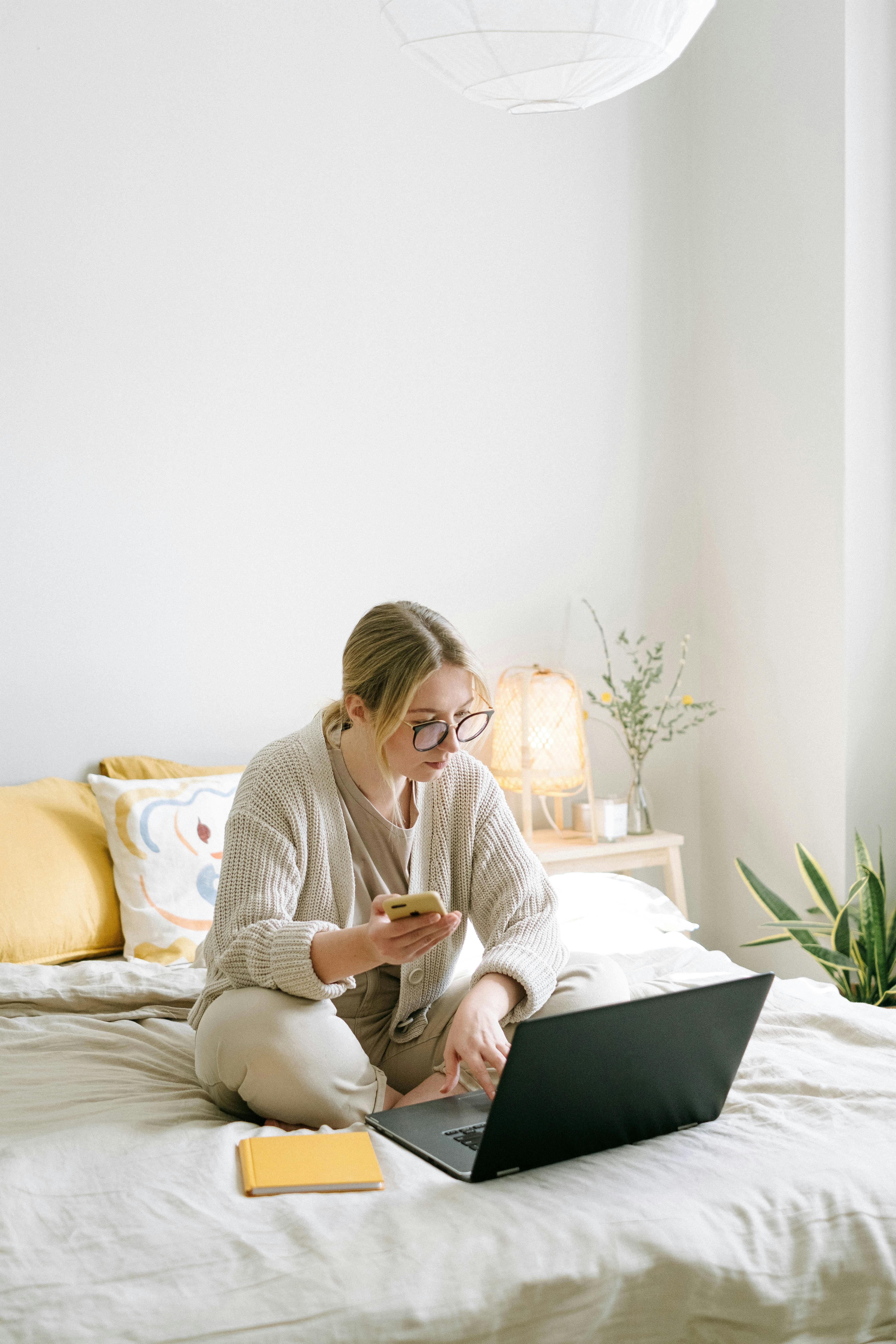 Woman picking up the phone while working | Source: Pexels