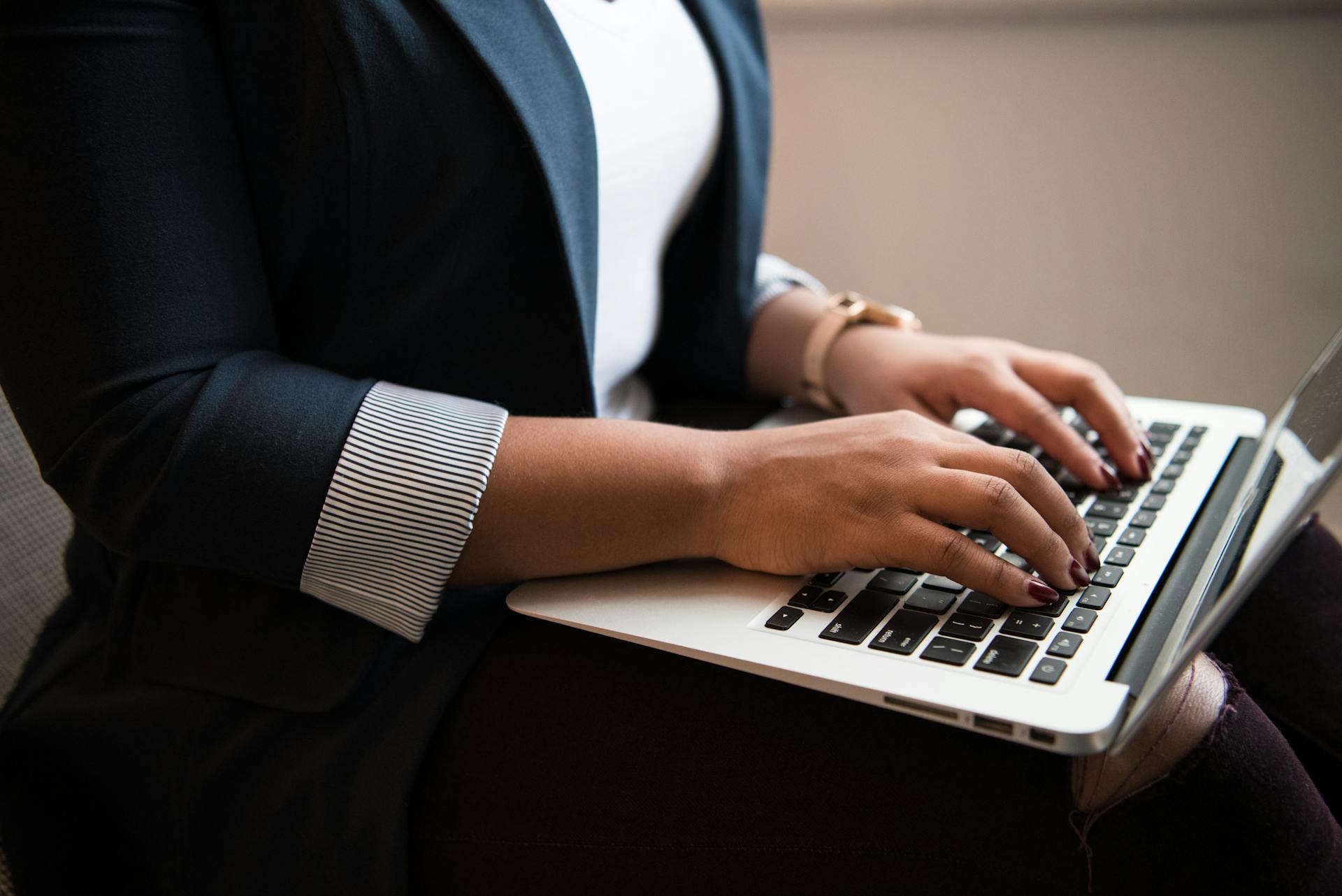 A woman using a laptop | Source: Pexels