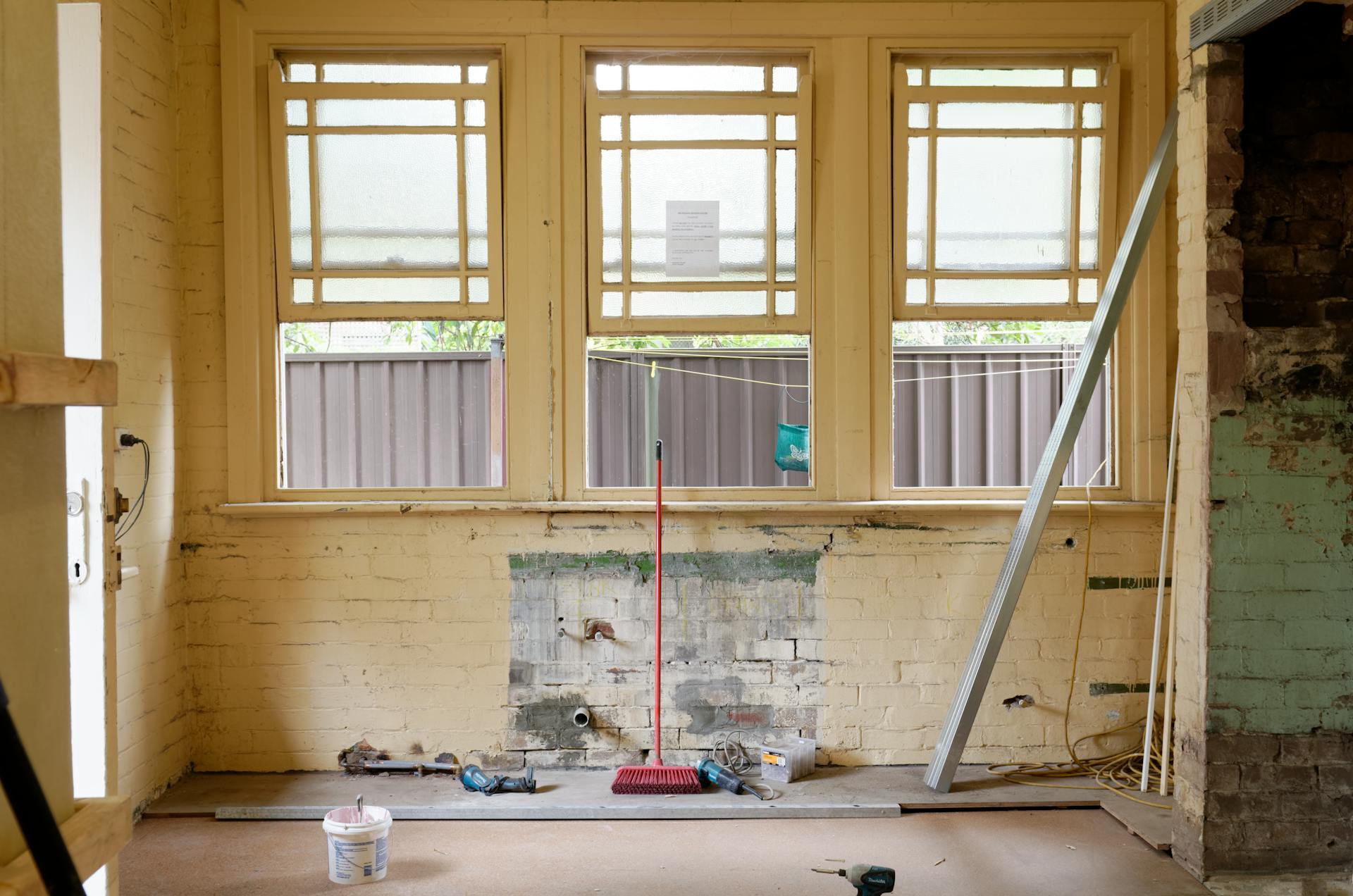 Interior of a house in need of repairs | Source: Pexels