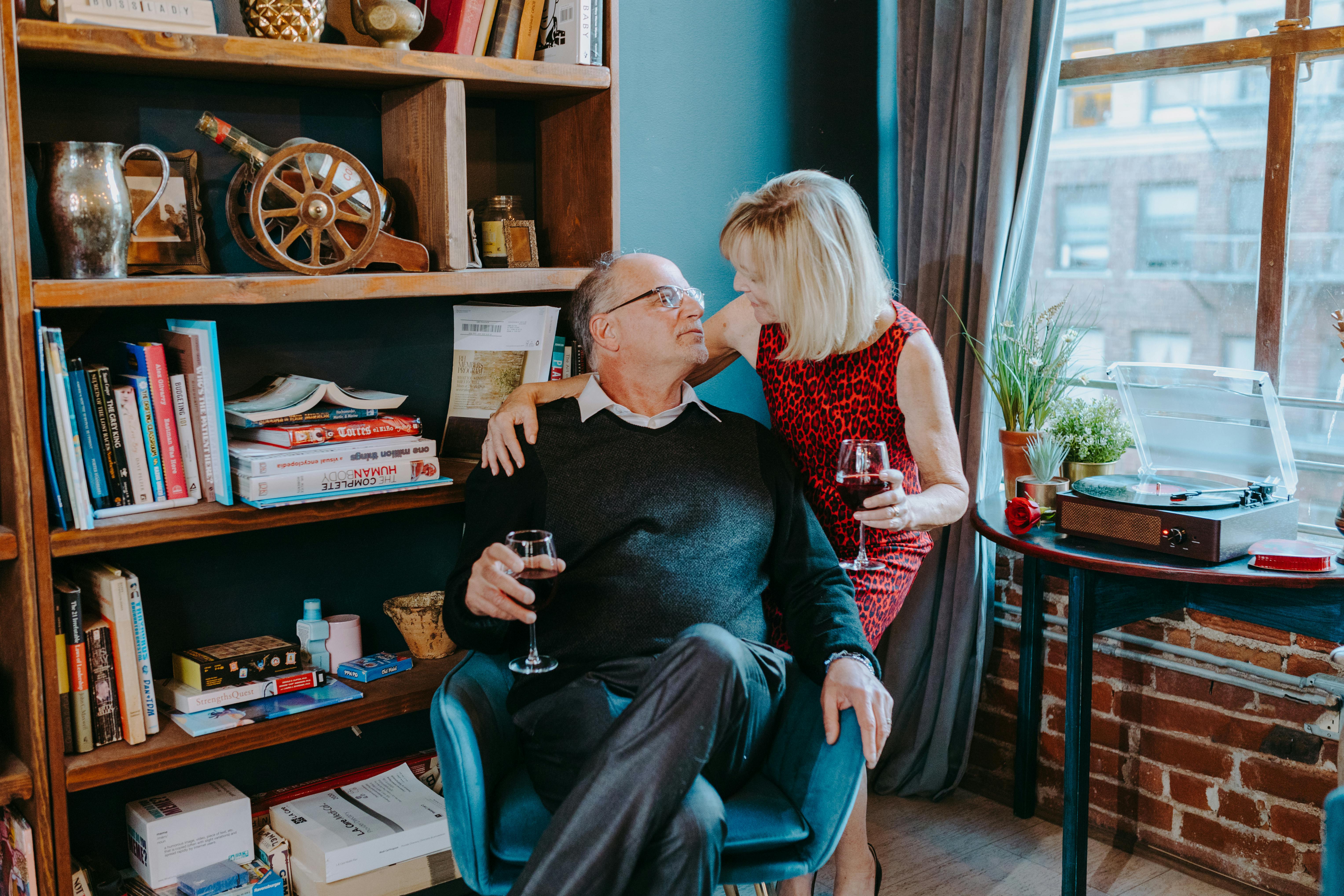 An elderly couple enjoying wine | Source: Pexels