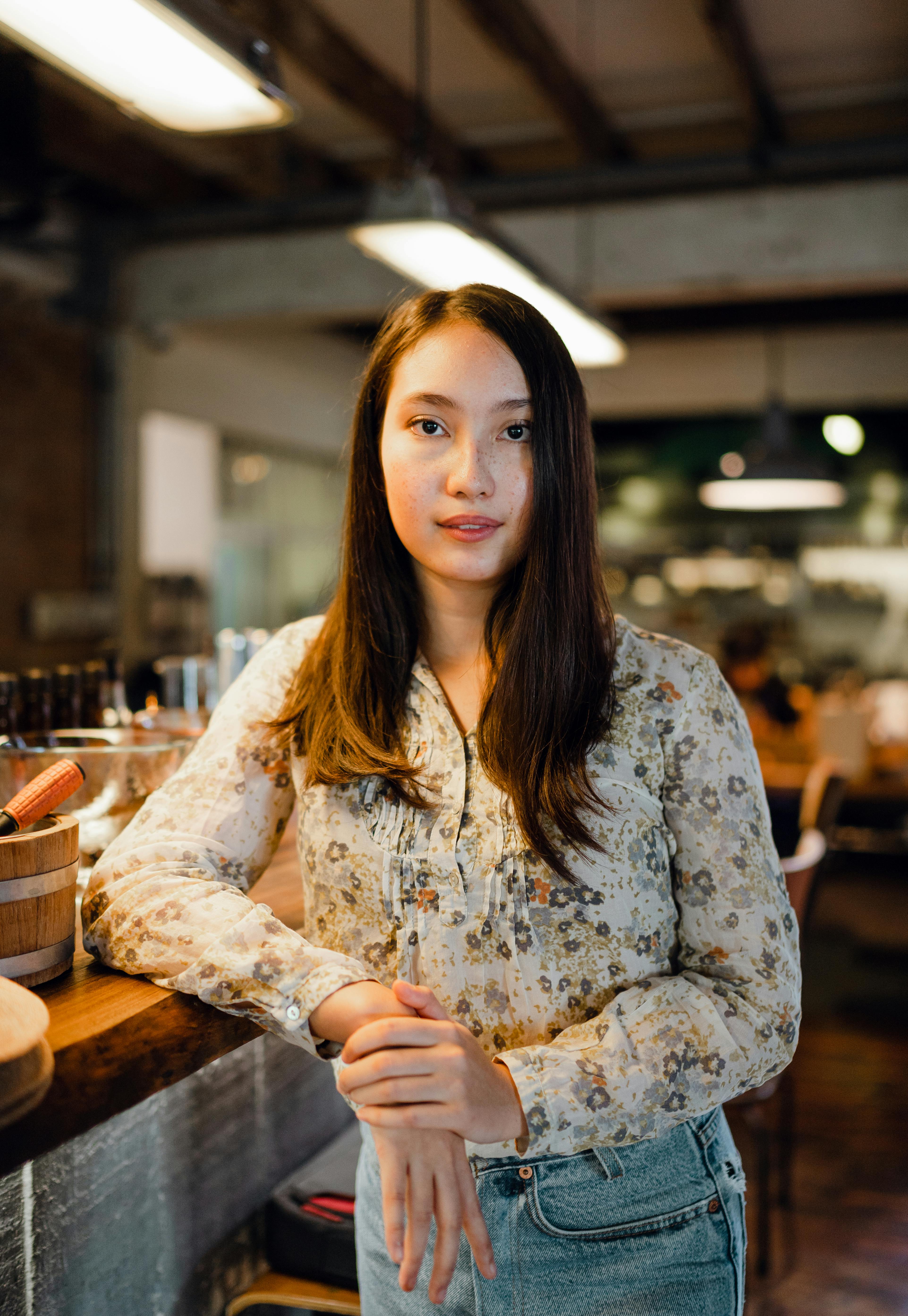 Young woman in a cafe | Source: Pexels