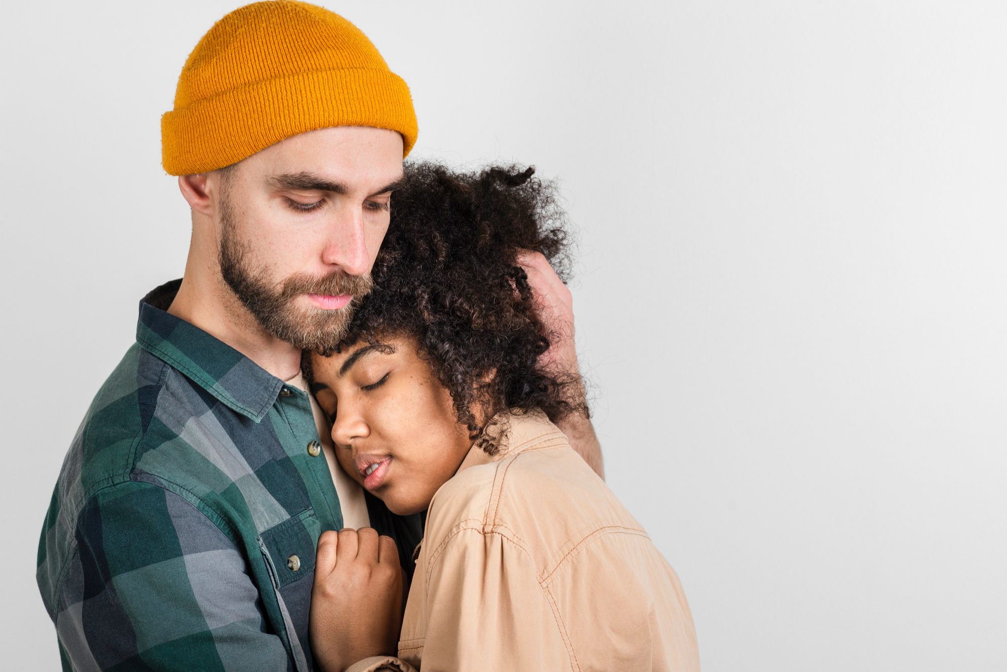 A man and woman embracing | Source: Pexels