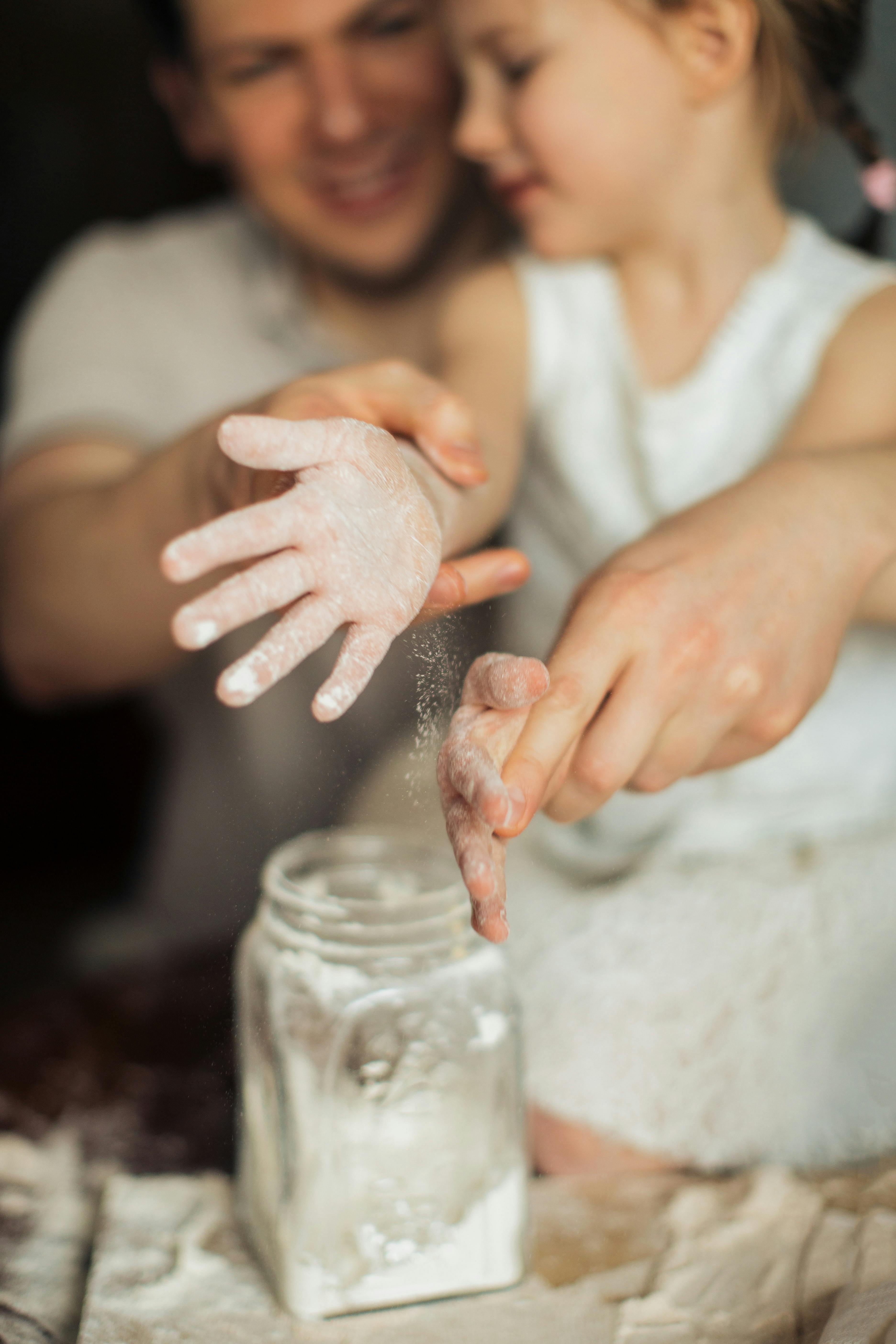 A father bonding with his daughter | Source: Pexels