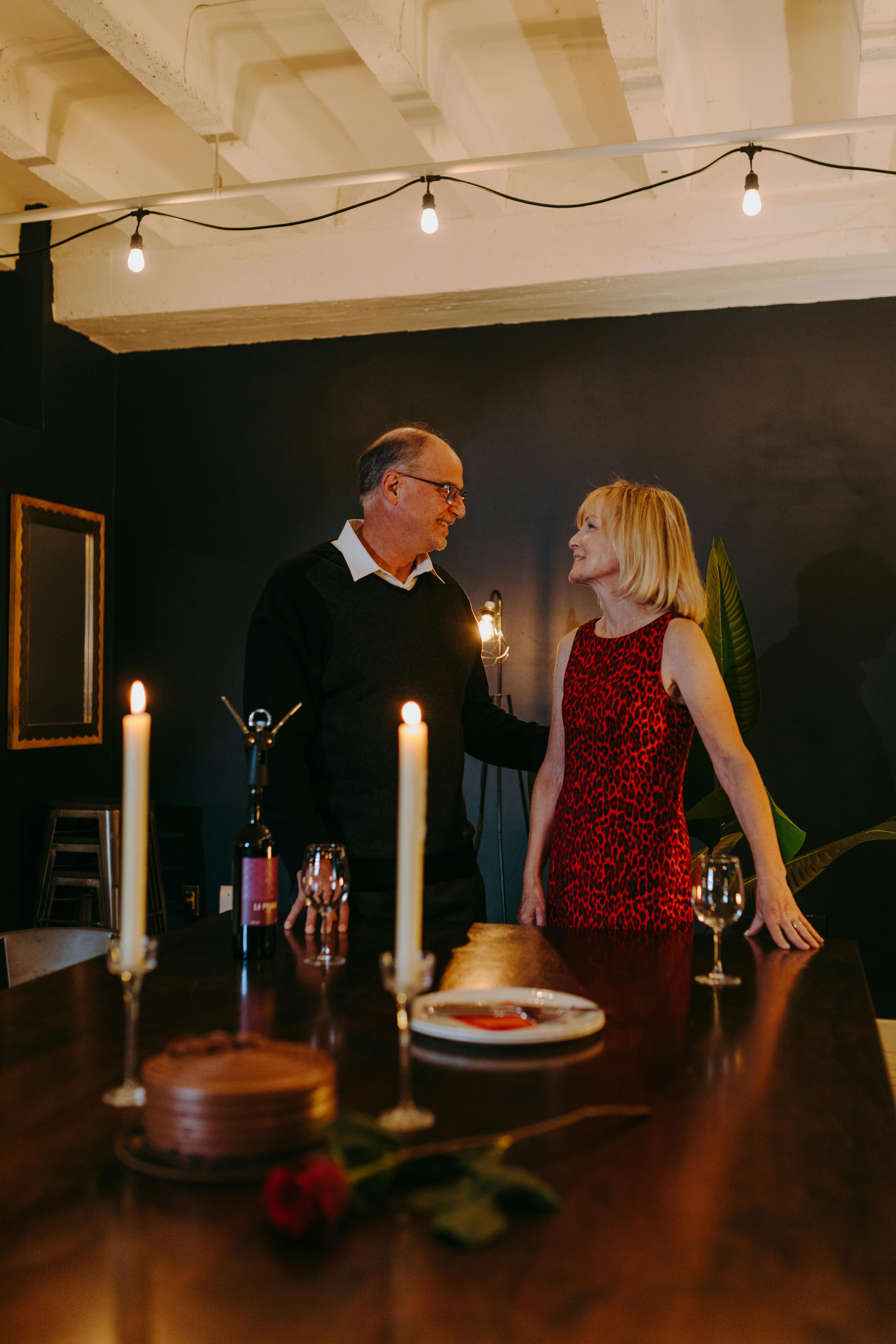 An elderly couple chatting | Source: Pexels