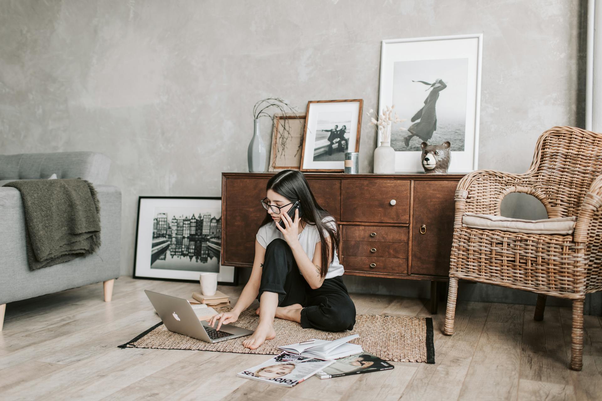 A woman speaking on her phone | Source: Pexels