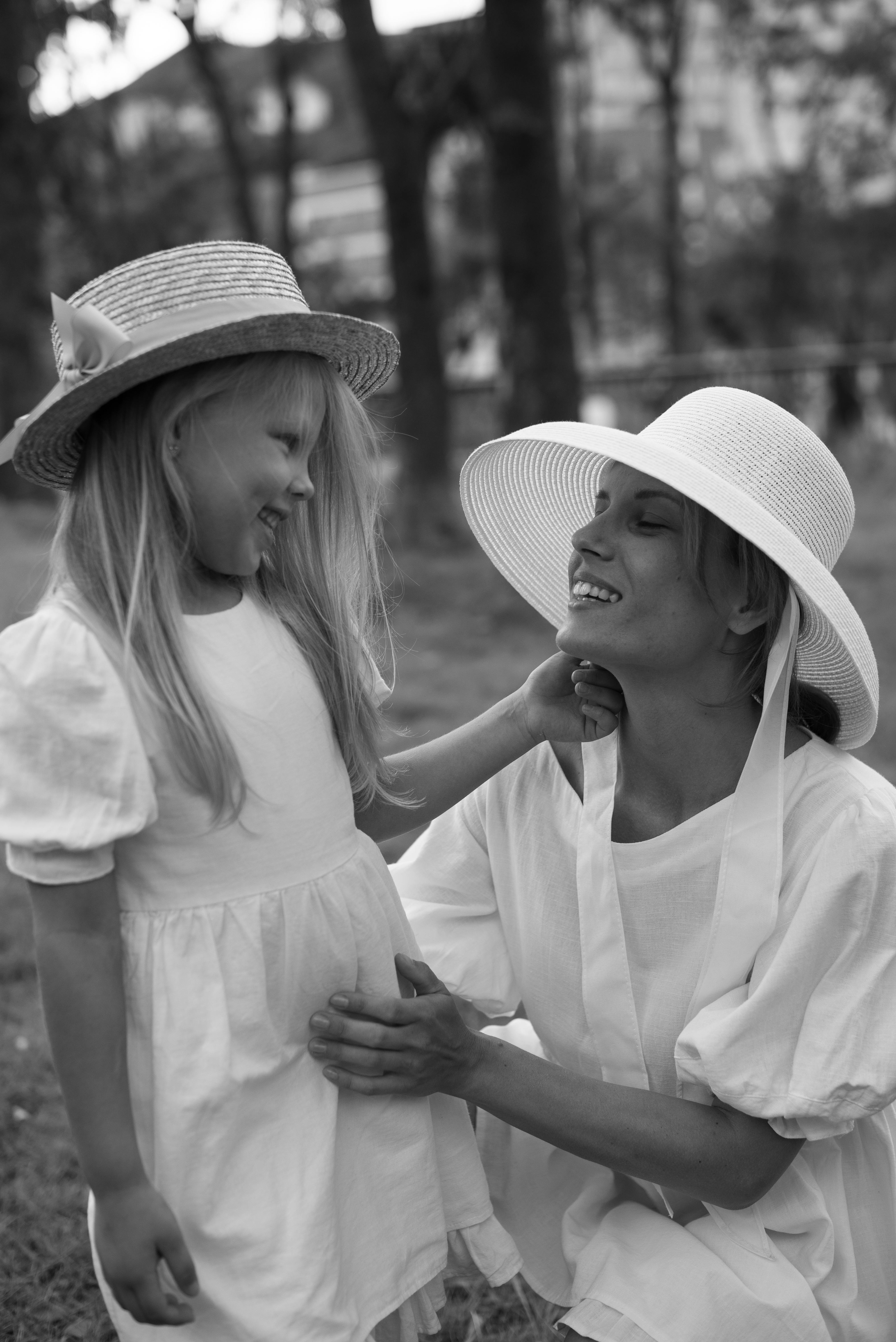 A happy mom and daughter | Source: Pexels