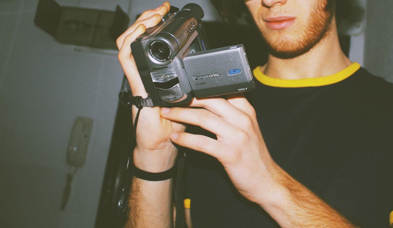 Close-up of a man holding a camcorder | Source: Pexels