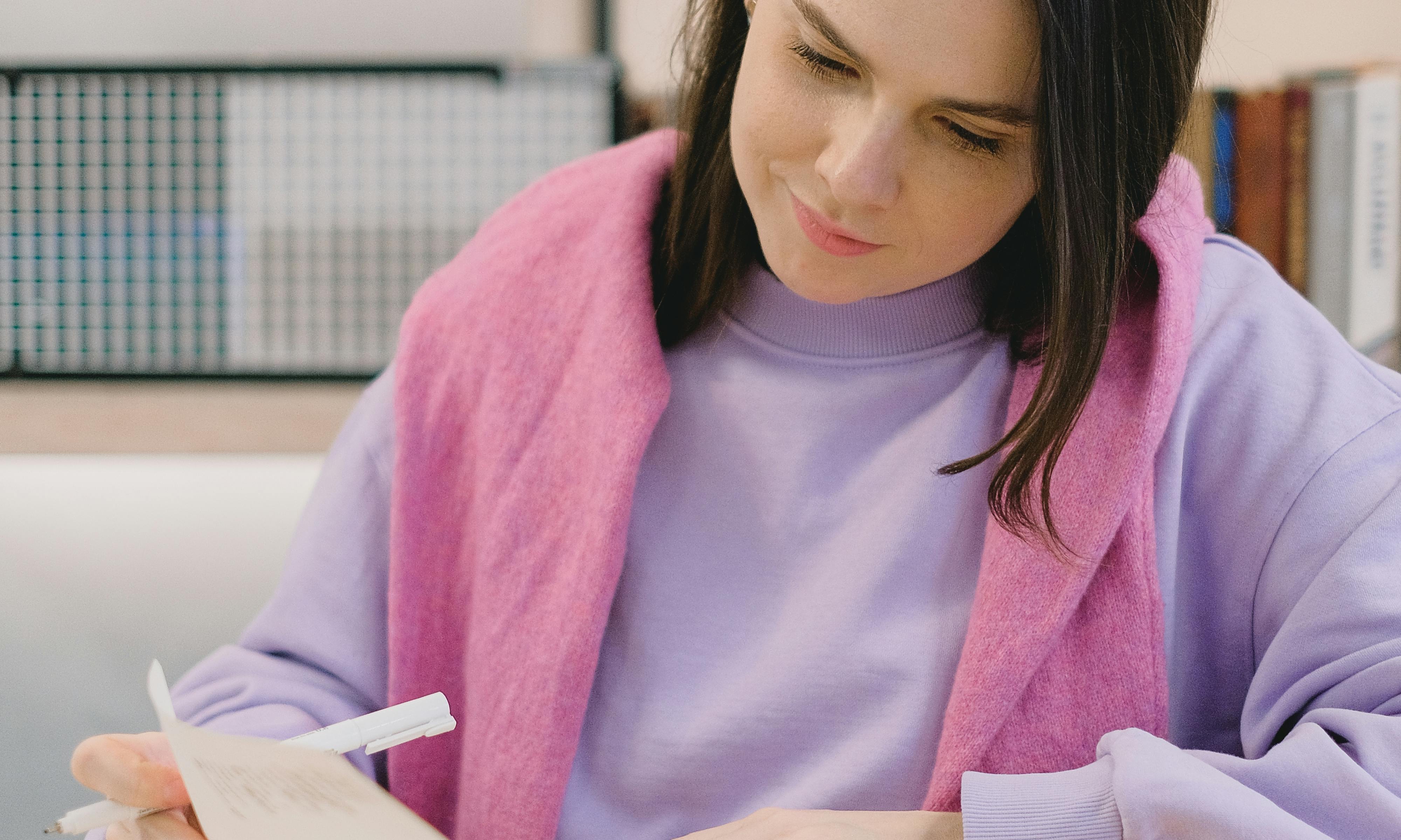 Elly reading the note left by Daniel, sealing his betrayal | Source: Pexels