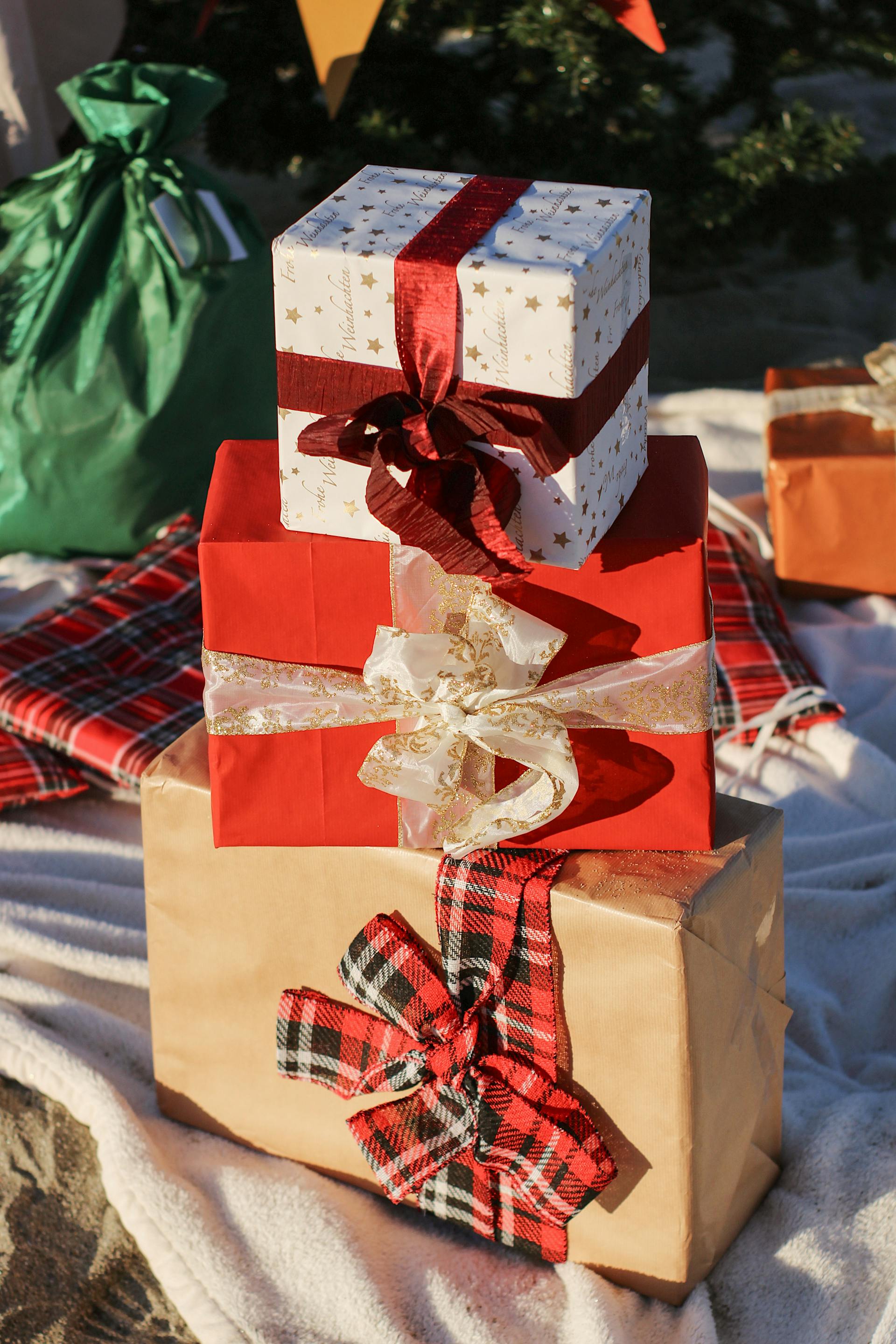 A stack of wrapped Christmas presents | Source: Pexels