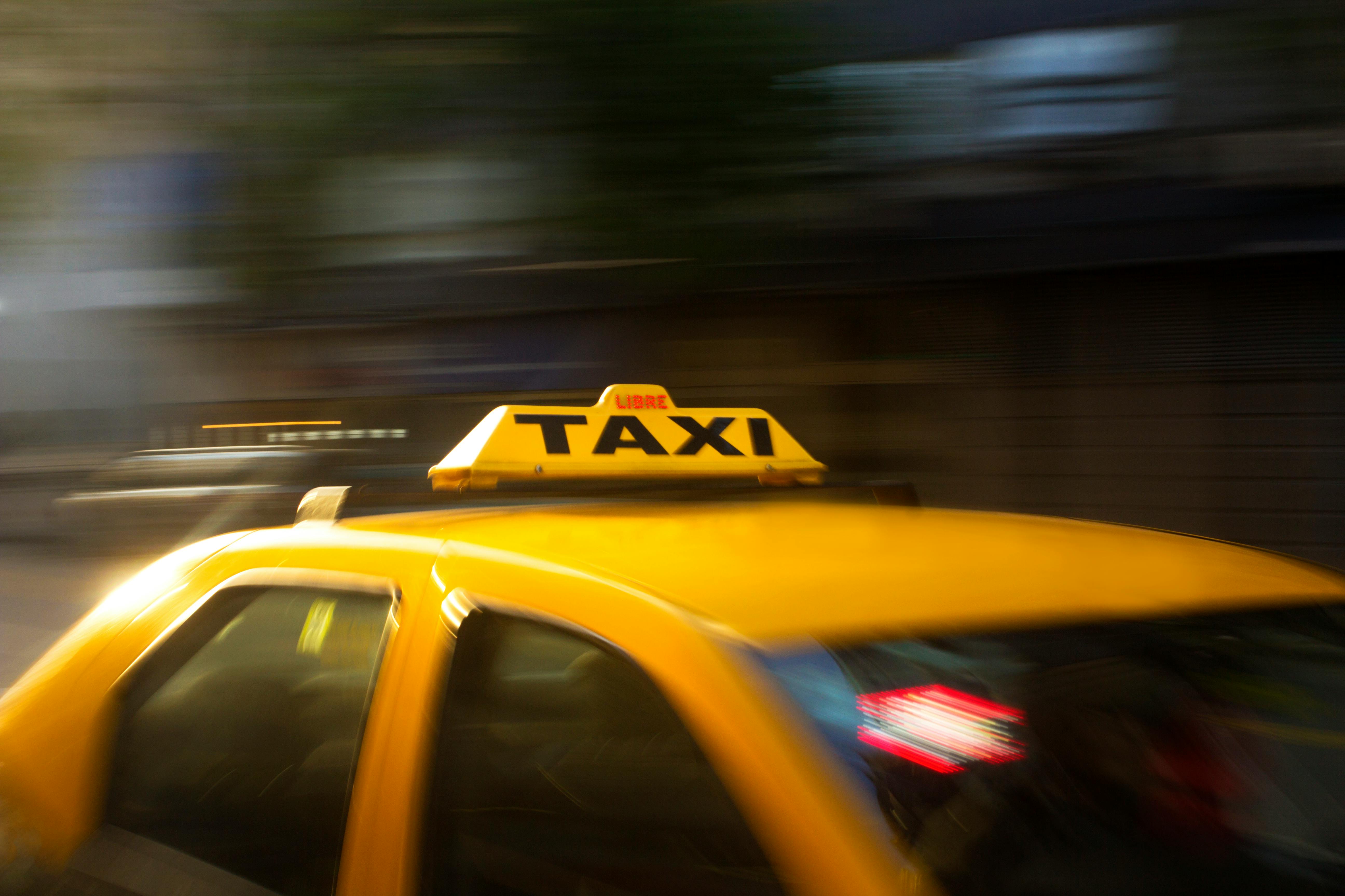 A taxi in motion | Source: Pexels