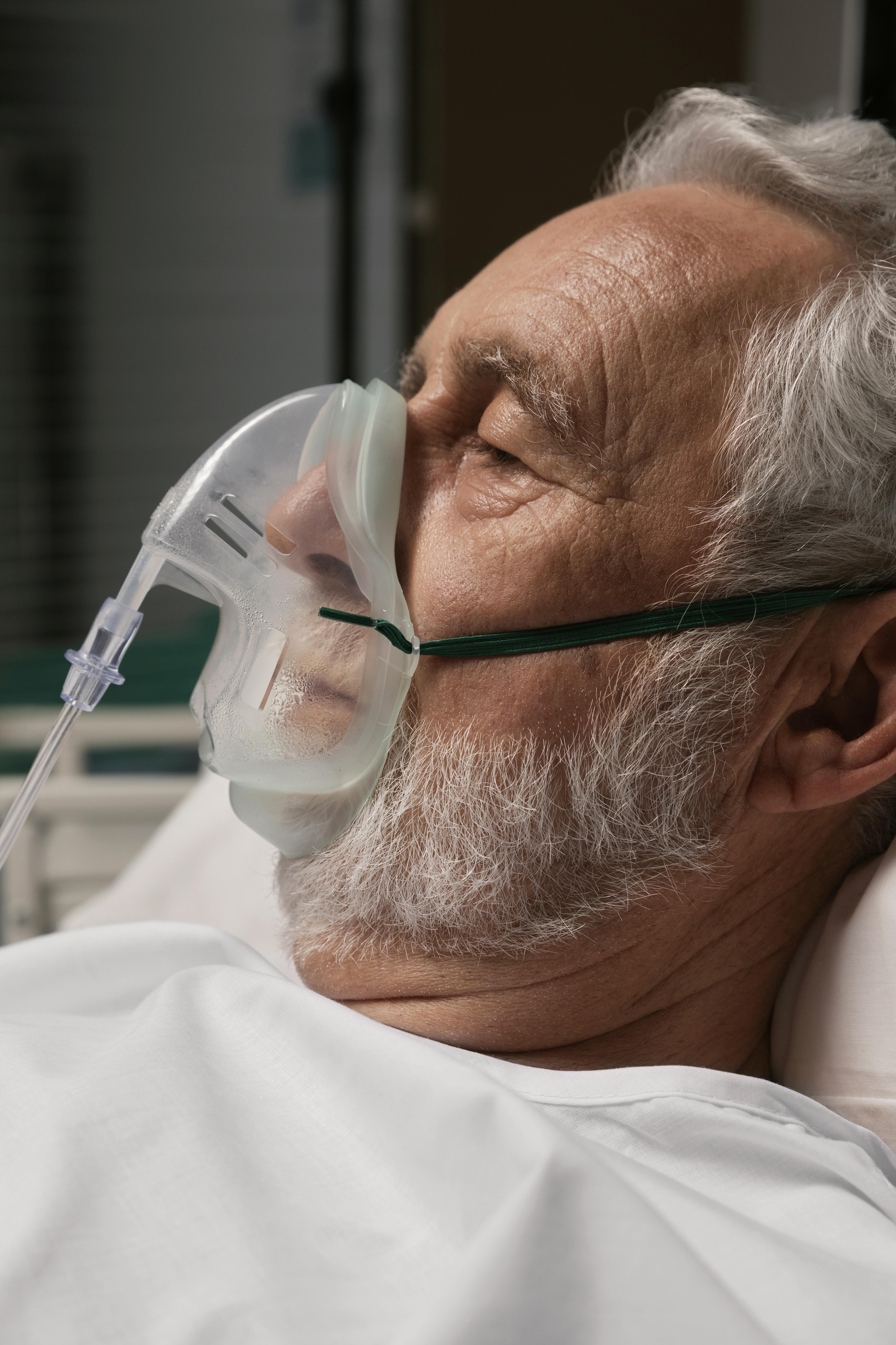 An older man in the hospital | Source: Freepik