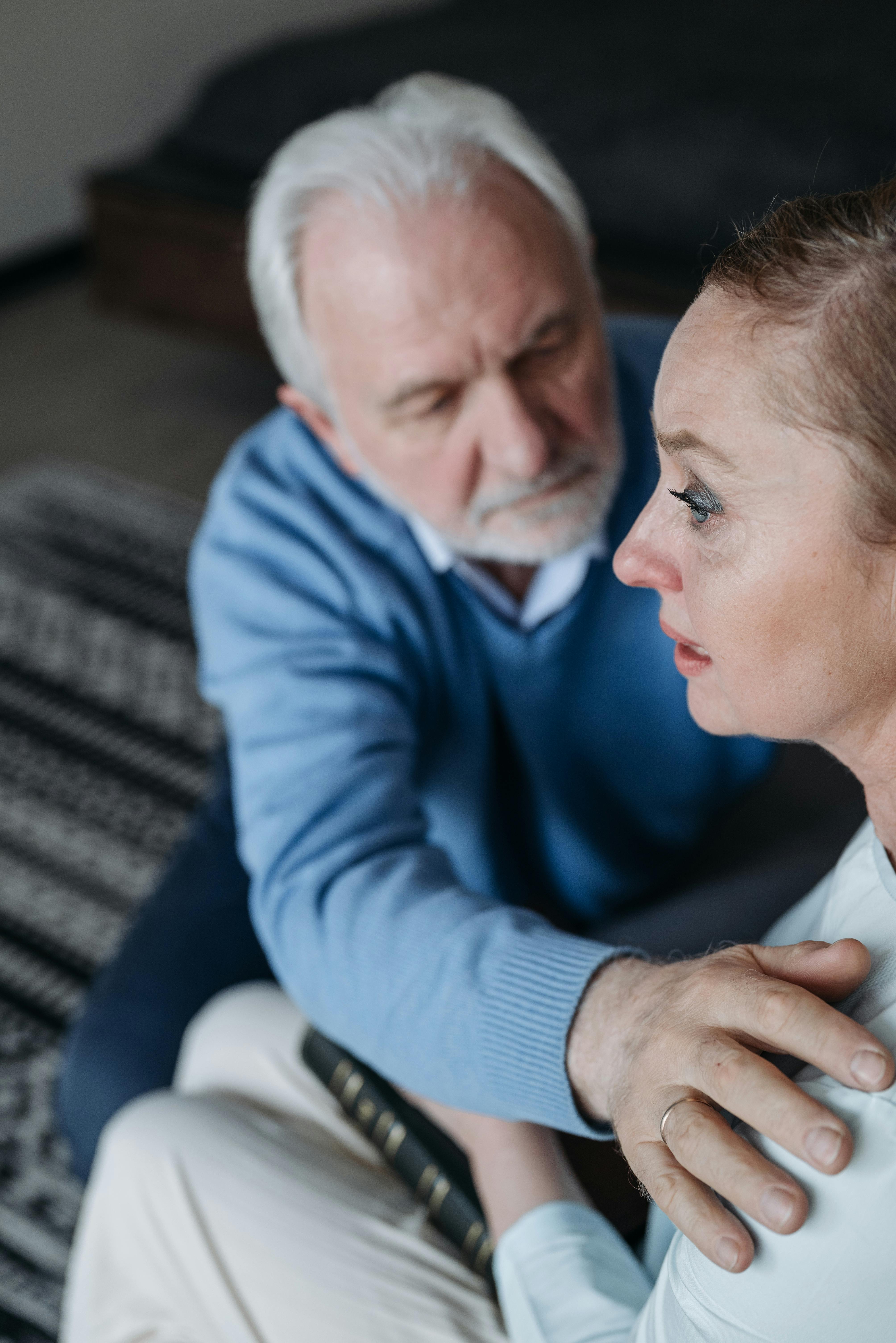 Elderly man comforts his wife | Source: Pexels