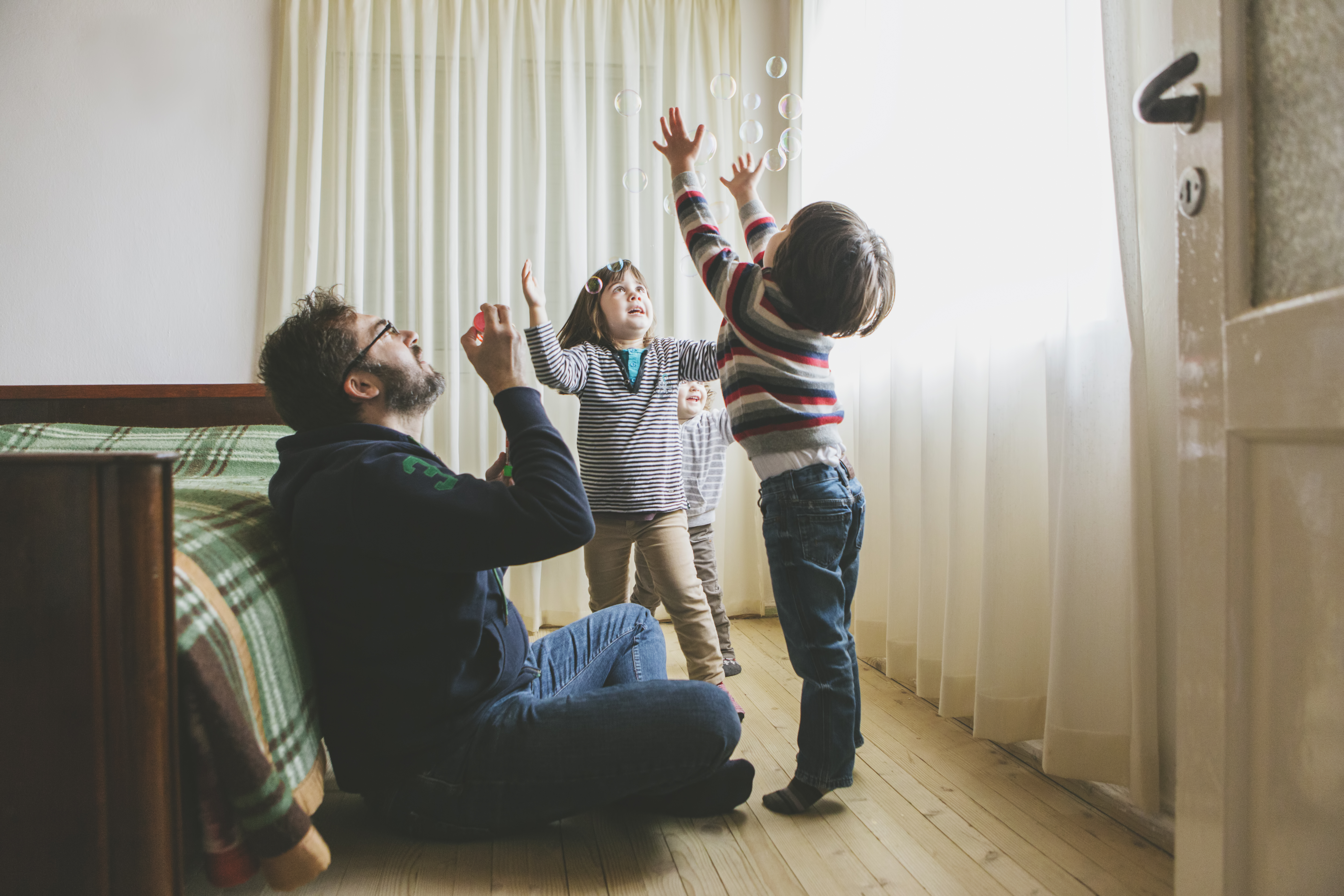 Man having fun with his kids | source: Getty Images