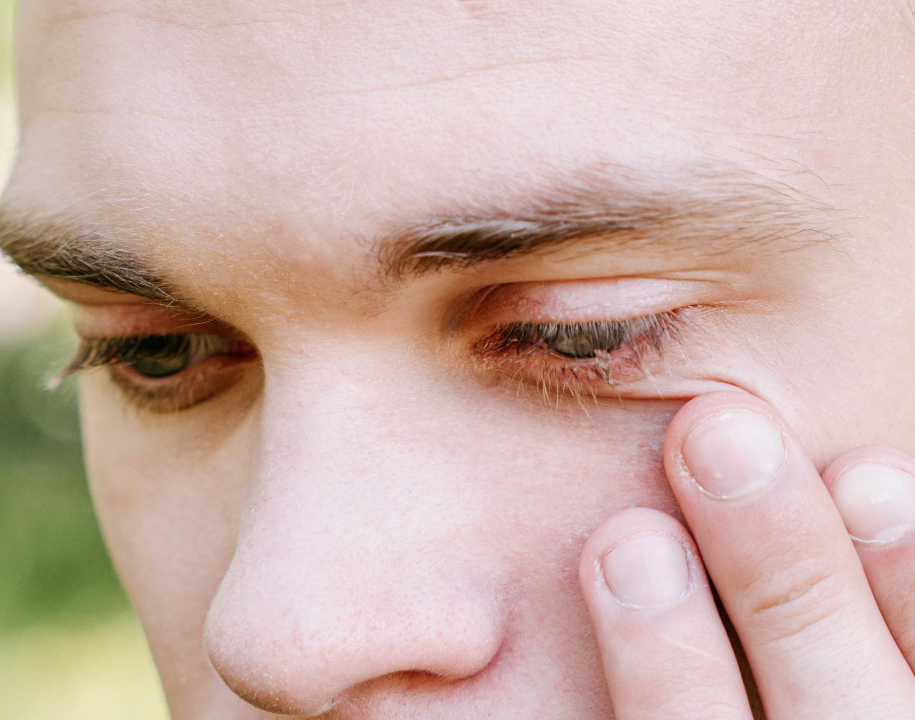 A man wiping his tears | Source: Pexels