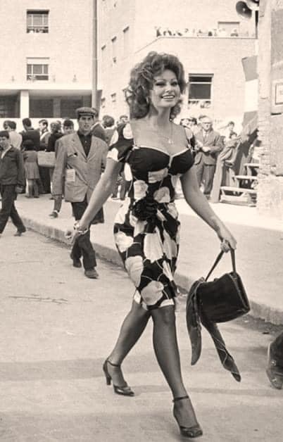 “Sophia Loren: Aging Gracefully and Stylishly – A Surprising Fashion Evolution”